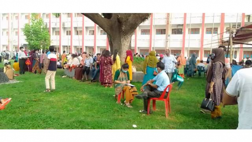 ভর্তিচ্ছুদের পদচারণায় মুখরিত প্যারিস রোড (ভিডিও)