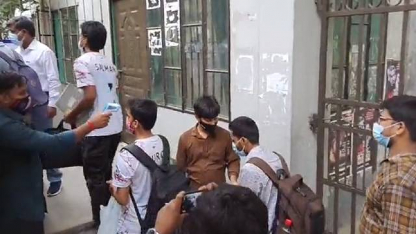 বিজয় একাত্তরের হলে শিক্ষার্থীরা প্রবেশ করছেন