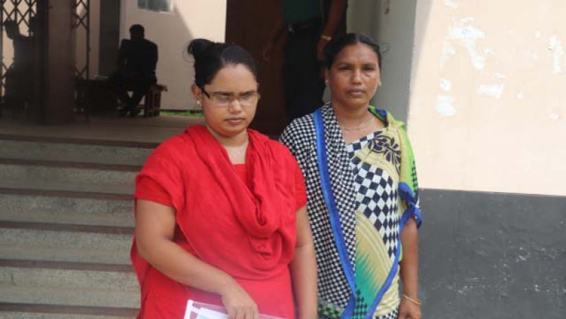 শ্রুতিলেখকের সহায়তায় রাবি ভর্তি পরীক্ষা দিলেন দৃষ্টি প্রতিবন্ধী সুবর্ণা