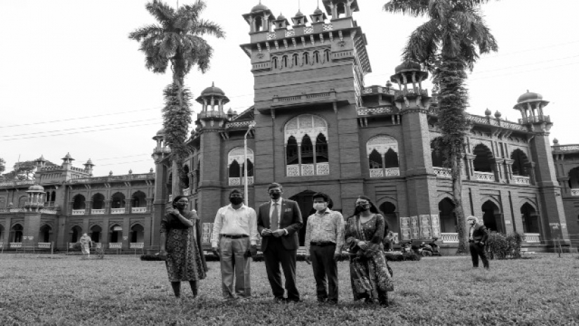 ঐহিতাসিক কার্জন হলের সামনে মার্কিন রাষ্ট্রদূত আর্ল আর মিলার