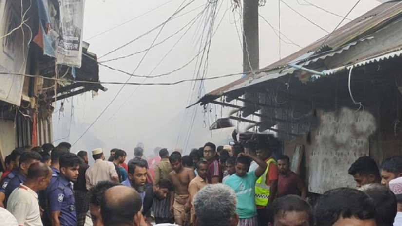 আগুন লাগার পর আতঙ্ক ছড়িয়ে পরে স্থানীয়দের মাঝে