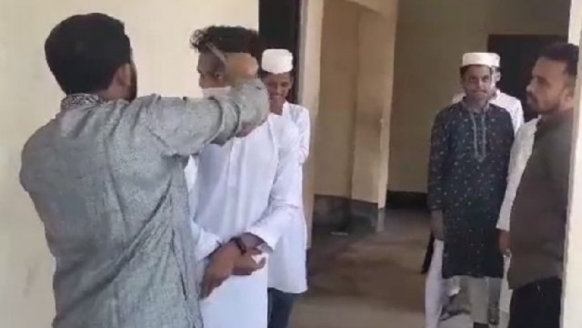 শুক্রবার চুল কাটার একটি ভিডিও ভাইরাল হলে বিষয়টি জানা যায়