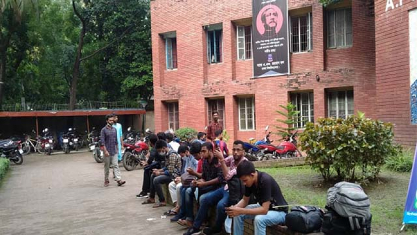 ঢাবির হলে ঢুকতে পারছেন না গণরুমে থাকা শিক্ষার্থীরা