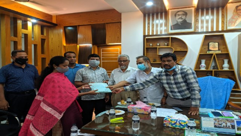 দুই শিক্ষার্থীর অভিভাবকের কাছে প্রায় ১৬ লক্ষ টাকা হস্তান্তর করা হয়