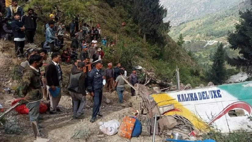 নেপালে বাস খাদে পড়ে নিহত ৩২