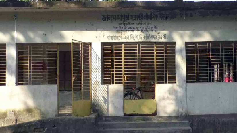 আতঙ্কের মধ্যেই ১৪১ শিক্ষার্থীকে নিয়ে পাঠদান চলছে বিদ্যালয়টিতে