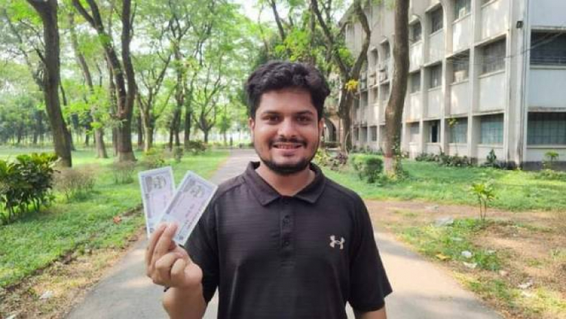 এক বন্ধু মজা করে ৫ টাকার দুটি নতুন নোট উপহার দিয়েছেন