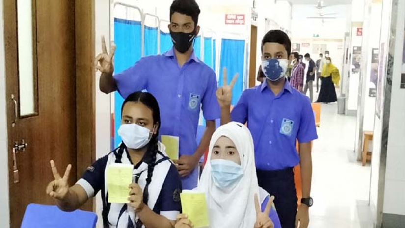করোনা টিকা নেয়া শিক্ষার্থীদের একাংশ
