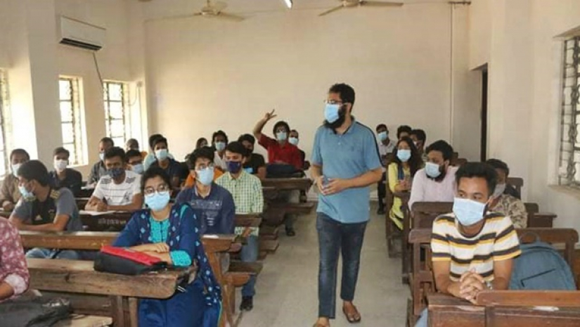 দীর্ঘদিন পর ক্লাসে ফিরলেন ঢাবি শিক্ষার্থীরা