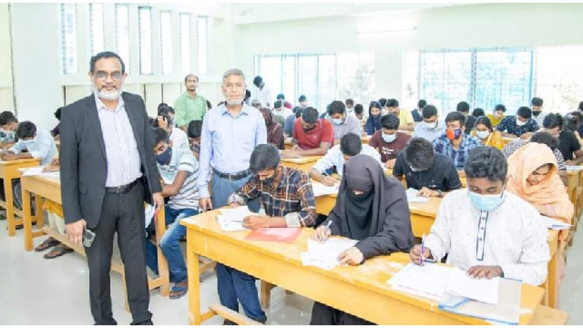 গুচ্ছ পরীক্ষার হল পরিদর্শনে বিডিইউ উপাচার্য অধ্যাপক ড.মুনাজ আহমেদ নূর