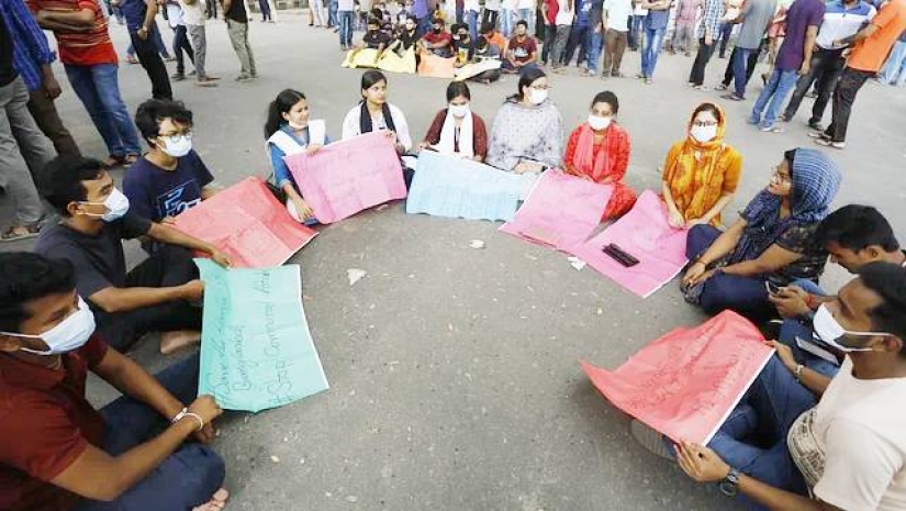 আলটিমেটাম দিয়ে শাহবাগের সড়ক ছাড়লেন শিক্ষার্থীরা
