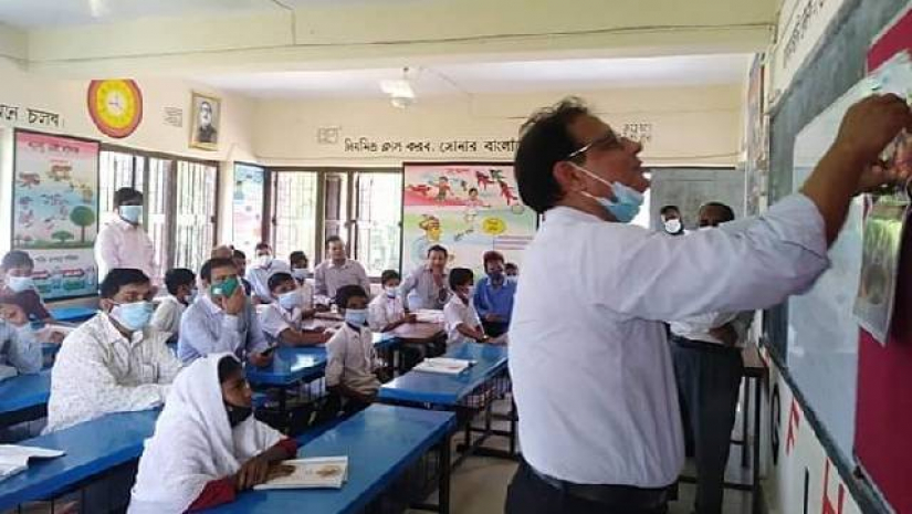 প্রাথমিক সচিবের ক্লাস নেয়ার ছবি