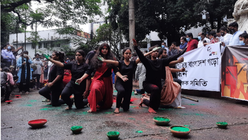 সনাতন ধর্মাবলম্বীদের উপরে নির্যাতনের প্রতিবাদে ঢাবি থিয়েটারের ‘শৈল্পিক’ প্রতিবাদ