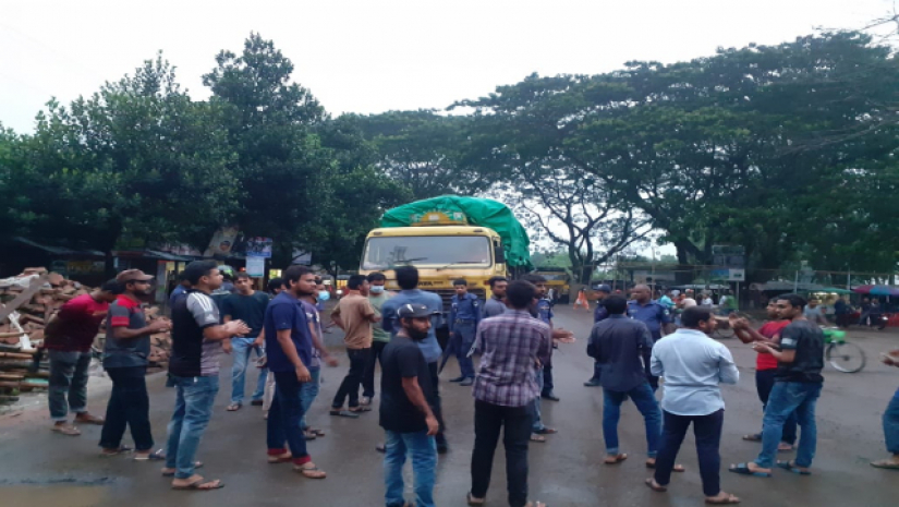 সড়ক অবরোধ করেছে ইবি শিক্ষার্থীরা 