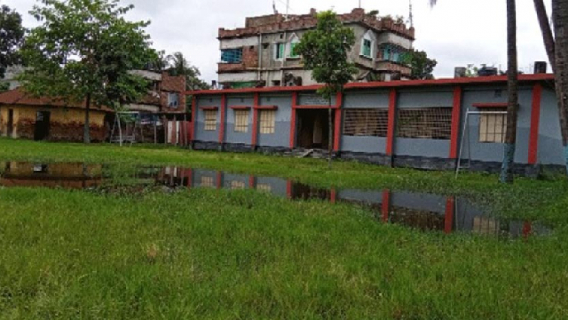 বিদ্যালয়ের প্রবেশ পথ ‍ও মাঠ এভাবেই পানিতে ডুবে আছে
