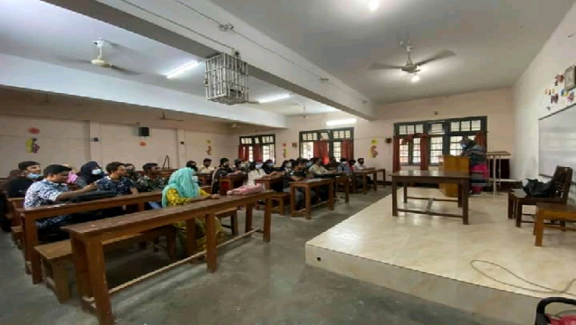 করোনার ছুটি শেষে ক্লাসে ফিরেছে রাবি শিক্ষার্থীরা