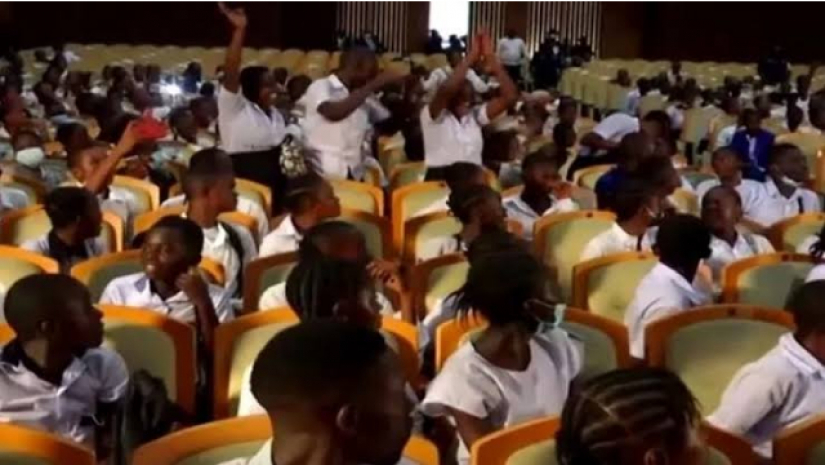 শিক্ষকদের বেতন বাড়ানোর দাবিতে পার্লামেন্টে শিক্ষার্থীদের বিক্ষোভ