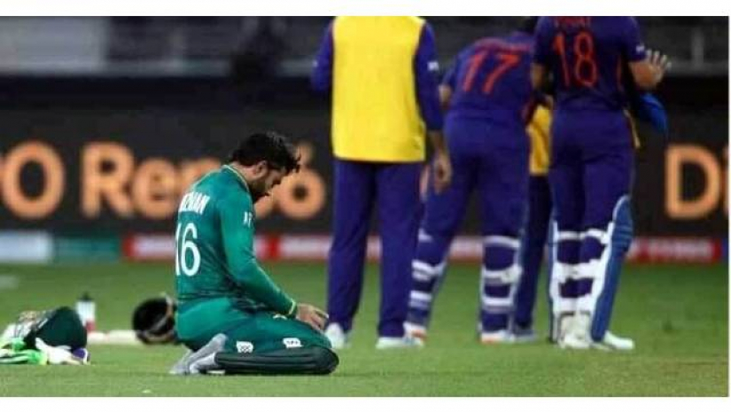 খেলার বিরতিতে মাঠেই মাগরিবের নামাজ আদায় করলেন রিজওয়ান (ভিডিও)