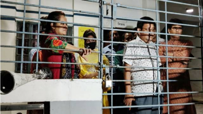 গভীর রাতে অবরুদ্ধ শিক্ষক-কর্মকর্তাদের বাড়ি পৌঁছে দিলেন শিক্ষার্থীরা