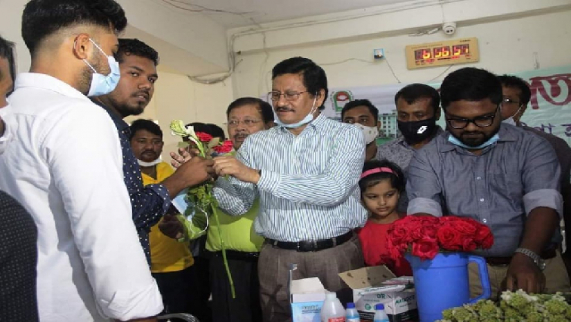 শিক্ষার্থীদের আনুষ্ঠানিকভাবে বরণ করে নিচ্ছে কর্তৃপক্ষ