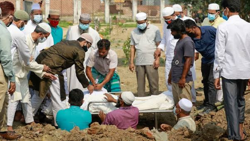 করোনায় মৃত ব্যক্তির লাশ দাফন করা হচ্ছে