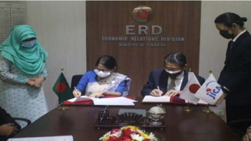  ইআরডি সচিব ফাতিমা ইয়াসমিন ও বাংলাদেশে নিযুক্ত জাপানের রাষ্ট্রদূত ইতো নাওকি চুক্তিতে সই করেন