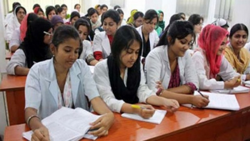 সশরীরে ক্লাসে ফেরার আকুতি মেডিকেলের শিক্ষার্থীদের