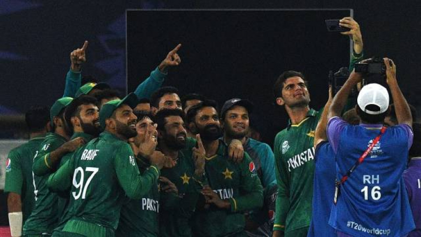 জেতার পর ফটোসেশনে পাকিস্তান ক্রিকেট দল