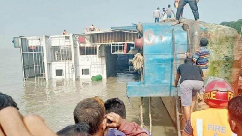 যানবাহনসহ পাটুরিয়ায় ডুবেছে ফেরী