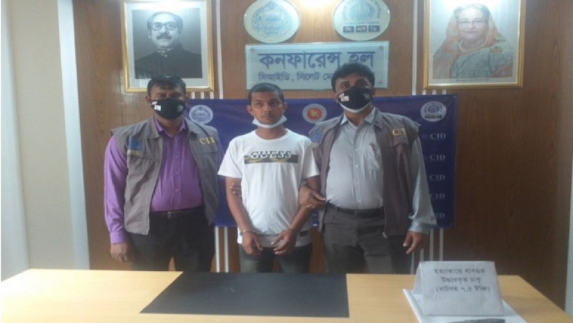 আসামীসহ উদ্ধার করা ছুরি