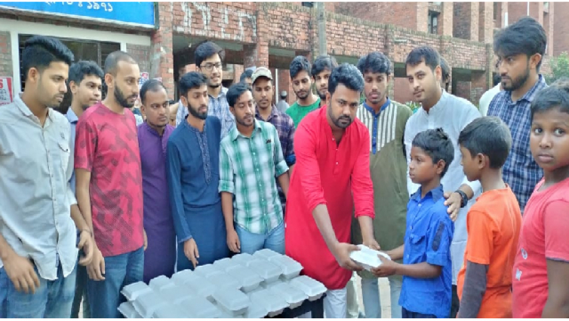 জাবি ছাত্রলীগের উদ্যোগে খাবার বিতরণ 