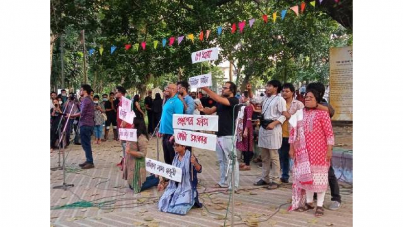 ‘পথ ছেড়ো না পথের মানুষ’ আহ্বানে কলা ভবনের বটতলায় এ কর্মসূচি পালিত হয়