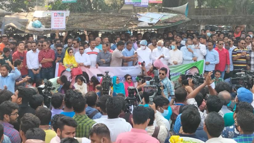 প্রেস ক্লাবের সামনে ছাত্রদলের মানববন্ধন
