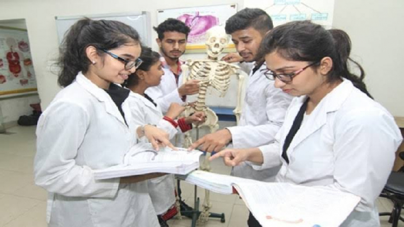 ক্লাস করছেন শিক্ষার্থীরা