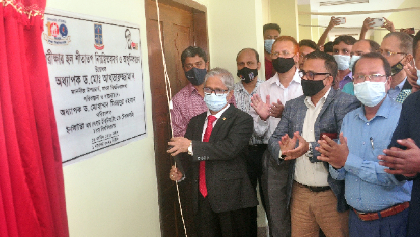 লেদার ইনস্টিটিউটে শীতাতপ নিয়ন্ত্রিত পরীক্ষার হল উদ্বোধন করছেন ঢাবি উপাচার্য