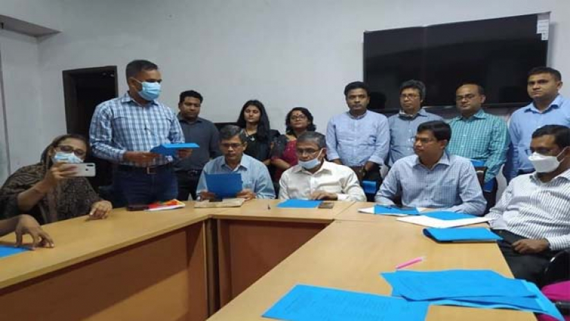 জবি শিক্ষক সমিতির নির্বাচন: প্রচারে ব্যস্ত আশরাফ-আনোয়ার প্যানেল