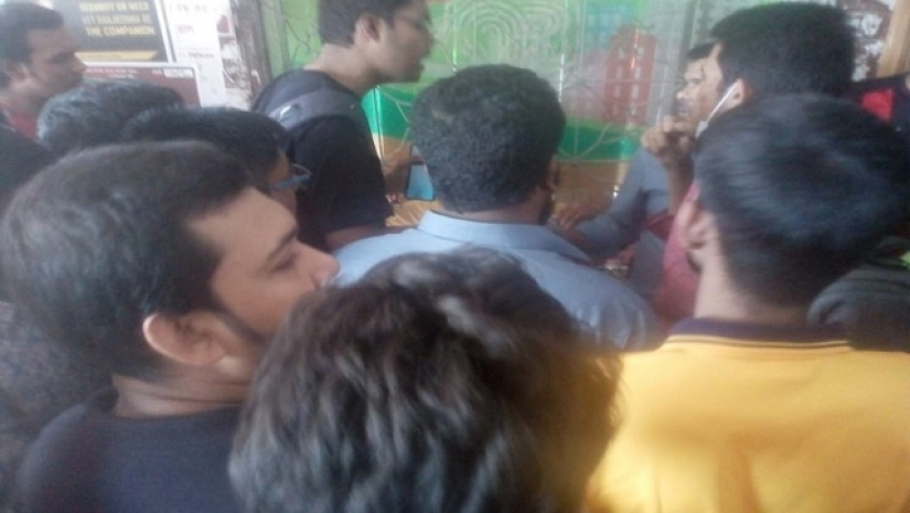 ঢাবি ক্যাম্পাসে বহিরাগতদের উচ্ছেদ অভিযানে নেমেছে শিক্ষার্থীরা