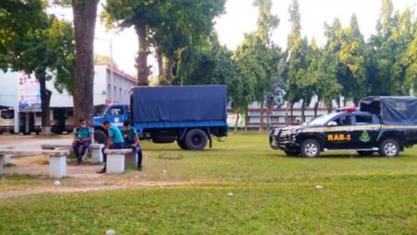 পরিস্থিতি মোকাবিলায় ক্যাম্পাসে নিরাপত্তাব্যবস্থা জোরদার করা হয়েছে