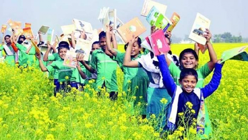 নতুন বই হাতে শিক্ষার্থীরা