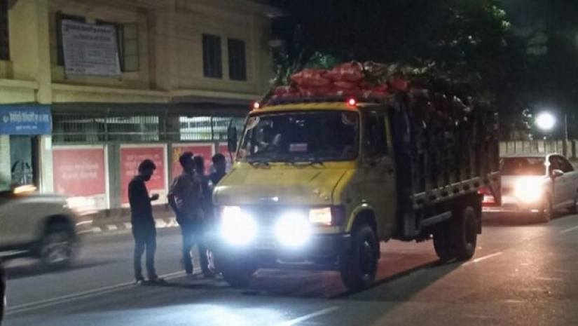 ঢাবি ক্যাম্পাস দিয়ে ভারী যান চলাচল বন্ধে মধ্যরাতে সড়কে শিক্ষার্থীরা