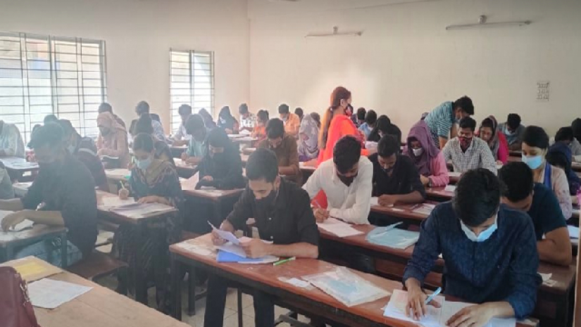 স্বাস্থ্যবিধি মেনে সাত কলেজের ভর্তি পরীক্ষা শুরু