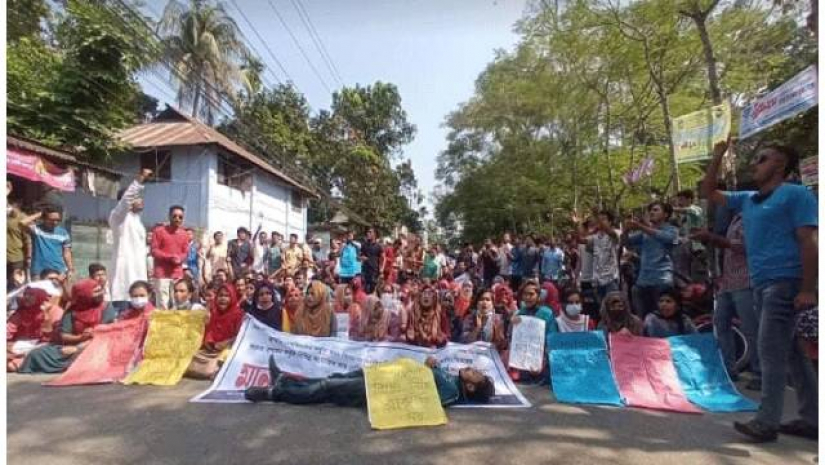 ফরম ফিলা‌পের ফি বৃ‌দ্ধির প্রতিবা‌দে সড়ক অব‌রোধ ক‌রে বি‌ক্ষোভ