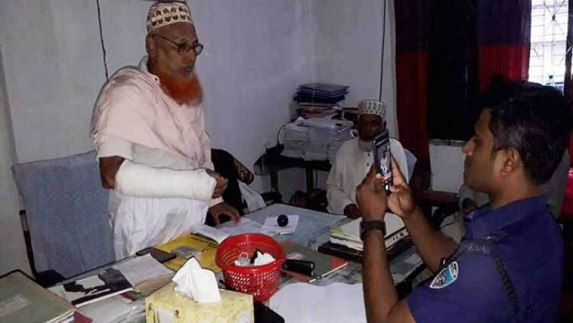 চাকরি না পেয়ে অধ্যক্ষের হাত ভেঙে দিলেন চাকরিপ্রত্যাশী