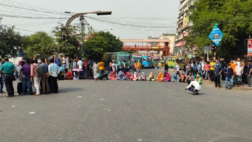 ঢাকা কলেজ শিক্ষার্থীদের সড়ক অবরোধ