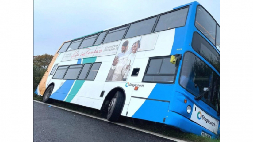 দুর্ঘটনায় পড়া স্কুল বাস 