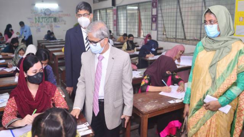গভর্নমেন্ট কলেজ অব অ্যাপ্লাইড হিউম্যান সায়েন্সের পরীক্ষা কেন্দ্র পরিদর্শনে উপাচার্য অধ্যাপক ড. মো. আখতারুজ্জামান