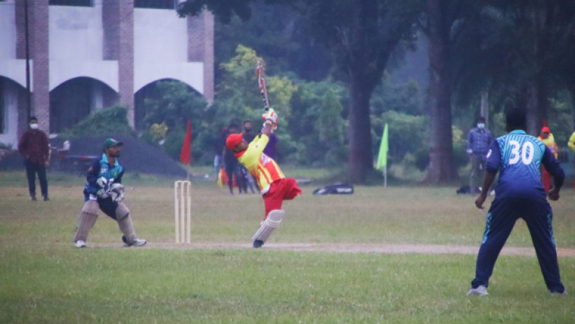 এক পা দিয়েই ব্যাটিং করছেন এক ইবি শিক্ষার্থী