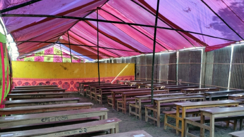 কক্ষ সংকটে মাঠে প্যান্ডেল করে পরীক্ষা