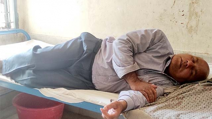 আহত প্রধান শিক্ষক নজরুল ইসলাম