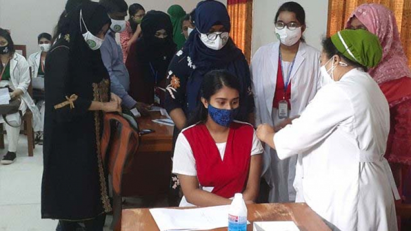 এইচএসসি পরীক্ষার্থীদের করোনা টিকা দেওয়া শুরু হয়েছে